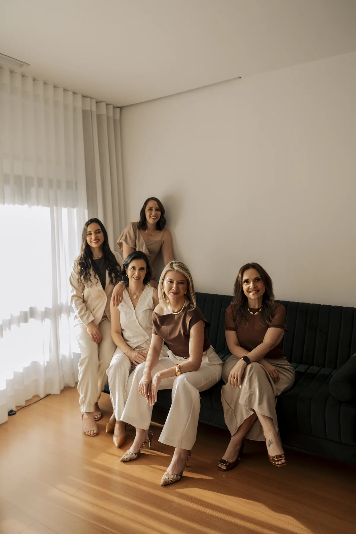 Equipe de psicólogas da Clínica Efetiva reunida em uma sala clara.